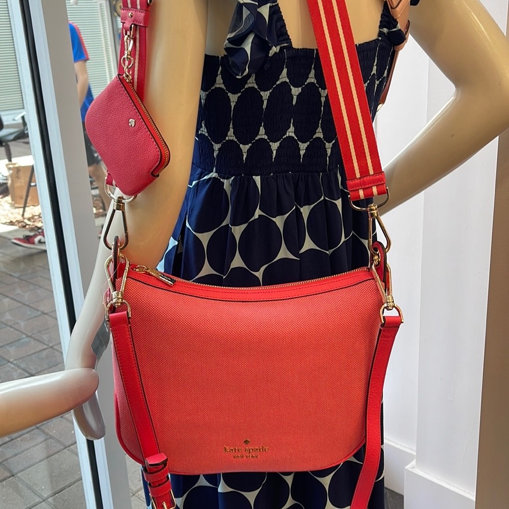 Kate Spade Rosie Crossbody
COLOR:
Pink Peppercorn Multi
NWT - Picture 2 of 16